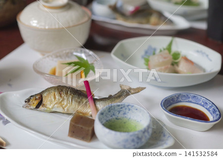 懷石料理中的烤香魚和刺身 懷石料理中的烤香魚和刺身 141532584