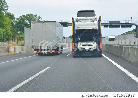 汽車運輸車正在高速公路上行駛 141532988