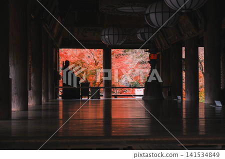 [Hase-dera Temple] Stunningly vibrant red autumn leaves! Scenery of a temple deep in the mountains of Nara. 141534849