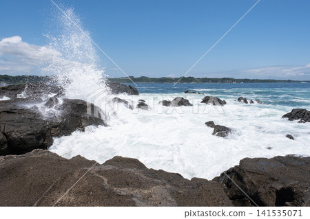 洶湧的海浪拍打著三浦半島城島的岩石,激起陣陣海浪。 洶湧的海浪拍打著三浦半島城島的岩石,激起陣陣海浪。 141535071