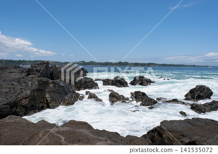 洶湧的海浪拍打著三浦半島城島的岩石,激起陣陣海浪。 洶湧的海浪拍打著三浦半島城島的岩石,激起陣陣海浪。 141535072