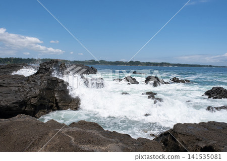 洶湧的海浪拍打著三浦半島城島的岩石,激起陣陣海浪。 洶湧的海浪拍打著三浦半島城島的岩石,激起陣陣海浪。 141535081