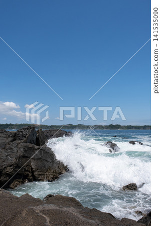 洶湧的海浪拍打著三浦半島城島的岩石，激起陣陣海浪。 141535090