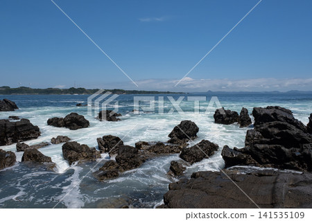 洶湧的海浪拍打著三浦半島城島的岩石,激起陣陣海浪。 洶湧的海浪拍打著三浦半島城島的岩石,激起陣陣海浪。 141535109