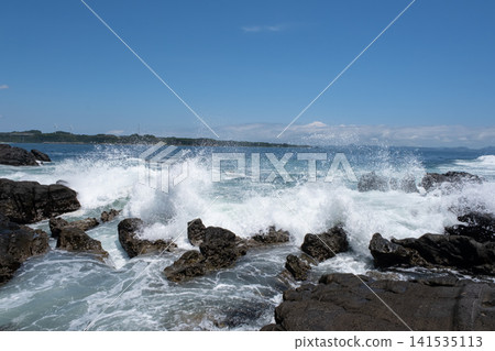 洶湧的海浪拍打著三浦半島城島的岩石,激起陣陣海浪。 洶湧的海浪拍打著三浦半島城島的岩石,激起陣陣海浪。 141535113