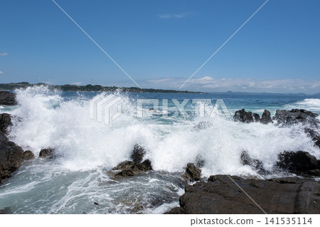 洶湧的海浪拍打著三浦半島城島的岩石,激起陣陣海浪。 洶湧的海浪拍打著三浦半島城島的岩石,激起陣陣海浪。 141535114