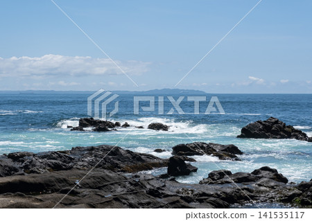 洶湧的海浪拍打著三浦半島城島的岩石，激起陣陣海浪。 141535117