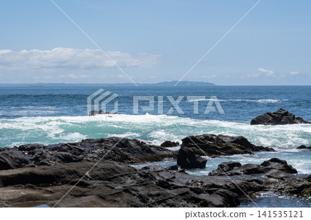 洶湧的海浪拍打著三浦半島城島的岩石,激起陣陣海浪。 洶湧的海浪拍打著三浦半島城島的岩石,激起陣陣海浪。 141535121