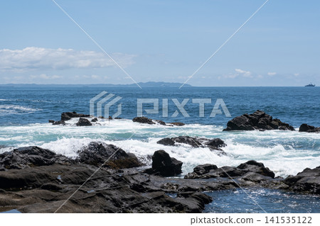 洶湧的海浪拍打著三浦半島城島的岩石,激起陣陣海浪。 洶湧的海浪拍打著三浦半島城島的岩石,激起陣陣海浪。 141535122