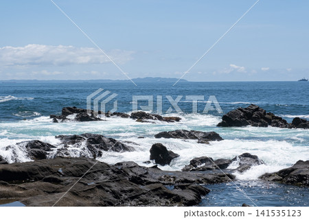 洶湧的海浪拍打著三浦半島城島的岩石,激起陣陣海浪。 洶湧的海浪拍打著三浦半島城島的岩石,激起陣陣海浪。 141535123