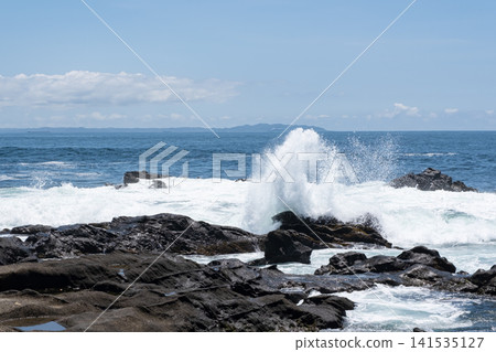 洶湧的海浪拍打著三浦半島城島的岩石,激起陣陣海浪。 洶湧的海浪拍打著三浦半島城島的岩石,激起陣陣海浪。 141535127