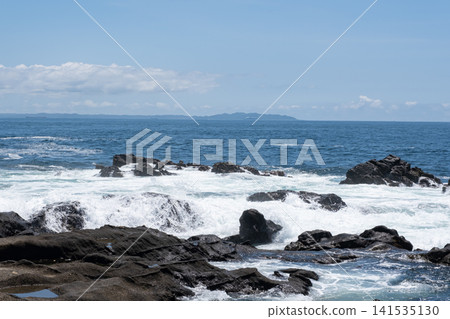 洶湧的海浪拍打著三浦半島城島的岩石,激起陣陣海浪。 洶湧的海浪拍打著三浦半島城島的岩石,激起陣陣海浪。 141535130