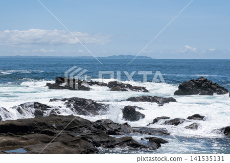 洶湧的海浪拍打著三浦半島城島的岩石，激起陣陣海浪。 141535131