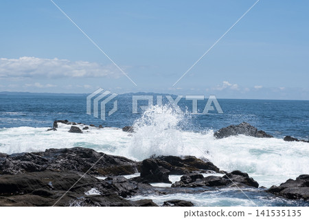 洶湧的海浪拍打著三浦半島城島的岩石,激起陣陣海浪。 洶湧的海浪拍打著三浦半島城島的岩石,激起陣陣海浪。 141535135