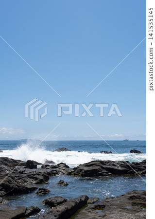 洶湧的海浪拍打著三浦半島城島的岩石,激起陣陣海浪。 洶湧的海浪拍打著三浦半島城島的岩石,激起陣陣海浪。 141535145
