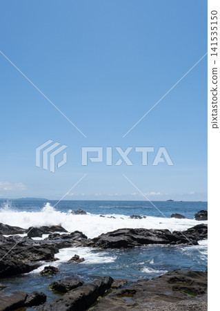 洶湧的海浪拍打著三浦半島城島的岩石,激起陣陣海浪。 洶湧的海浪拍打著三浦半島城島的岩石,激起陣陣海浪。 141535150