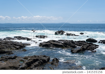 洶湧的海浪拍打著三浦半島城島的岩石,激起陣陣海浪。 洶湧的海浪拍打著三浦半島城島的岩石,激起陣陣海浪。 141535156