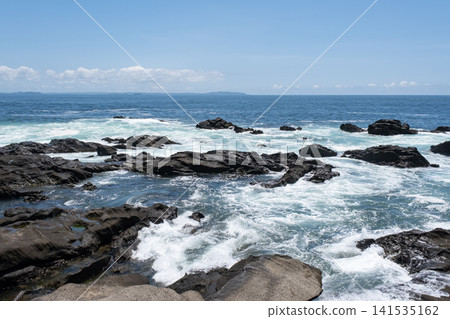 洶湧的海浪拍打著三浦半島城島的岩石,激起陣陣海浪。 洶湧的海浪拍打著三浦半島城島的岩石,激起陣陣海浪。 141535162