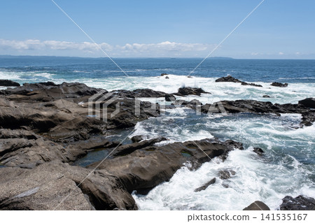 洶湧的海浪拍打著三浦半島城島的岩石,激起陣陣海浪。 洶湧的海浪拍打著三浦半島城島的岩石,激起陣陣海浪。 141535167