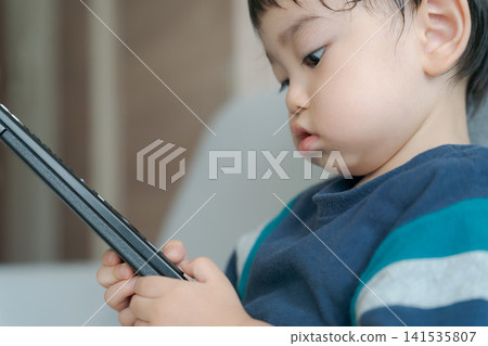 孩子們在玩遙控器 141535807