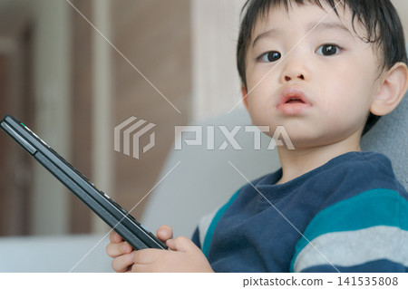 孩子們在玩遙控器 孩子們在玩遙控器 141535808