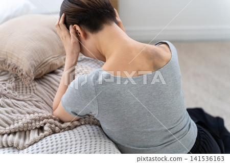 一名女子背部有家庭暴力造成的瘀青（特效化妝） 141536163