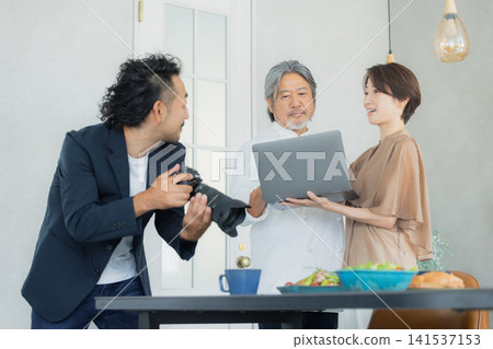 一組工作人員正在餐廳拍攝菜單照片。 一組工作人員正在餐廳拍攝菜單照片。 141537153
