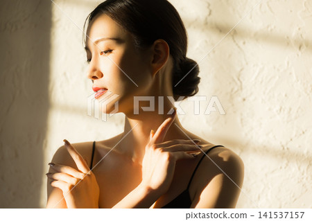 女人用手在臉上 女人用手在臉上 141537157
