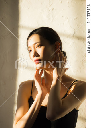 女人用手在臉上 女人用手在臉上 141537158