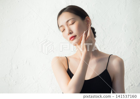 女人用手在臉上 141537160