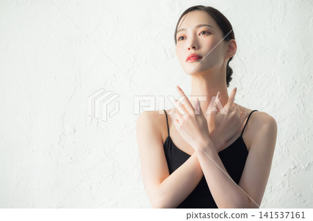 女人用手在臉上 女人用手在臉上 141537161