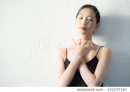 女人用手在臉上 女人用手在臉上 141537165