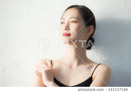女人用手在臉上 女人用手在臉上 141537166