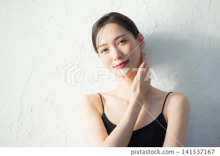 女人用手在臉上 女人用手在臉上 141537167