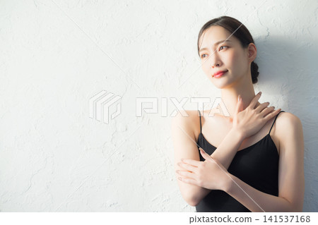 女人用手在臉上 女人用手在臉上 141537168