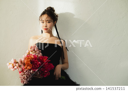 一個穿黑色連衣裙的女人 一個穿黑色連衣裙的女人 141537211