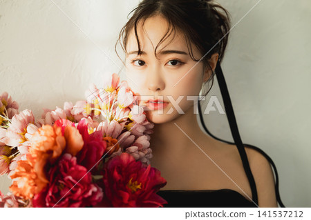一個穿黑色連衣裙的女人 一個穿黑色連衣裙的女人 141537212