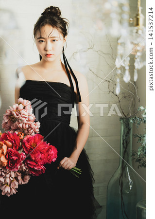一個穿黑色連衣裙的女人 一個穿黑色連衣裙的女人 141537214