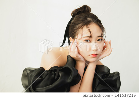 一個穿黑色連衣裙的女人 一個穿黑色連衣裙的女人 141537219