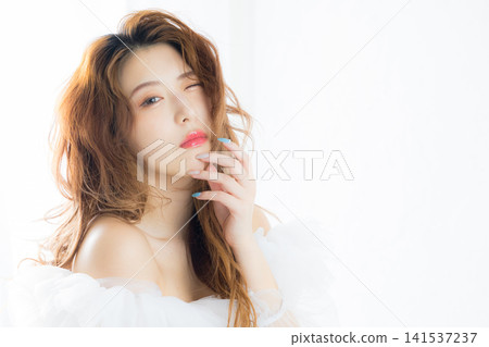 一位戴著彩色隱形眼鏡的女士 一位戴著彩色隱形眼鏡的女士 141537237