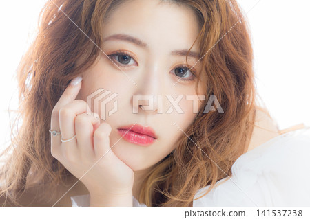 一位戴著彩色隱形眼鏡的女士 141537238