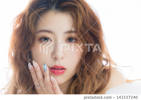 一位戴著彩色隱形眼鏡的女士 一位戴著彩色隱形眼鏡的女士 141537240