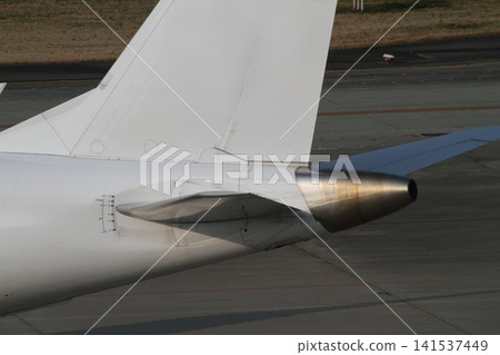 E190 APU(輔助動力裝置)排氣口 E190 APU(輔助動力裝置)排氣口 141537449