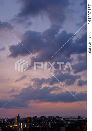 The dawn of the city: A sketch of nature in the vast sky - Photographed in Higashinada Ward, Kobe City. The dawn of the city: A sketch of nature in the vast sky - Photographed in Higashinada Ward, Kobe City. 141537577