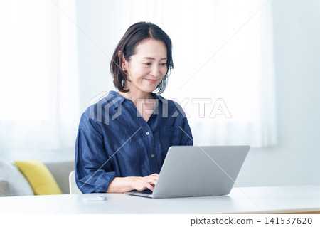 在家工作的中老年女性 在家工作的中老年女性 141537620