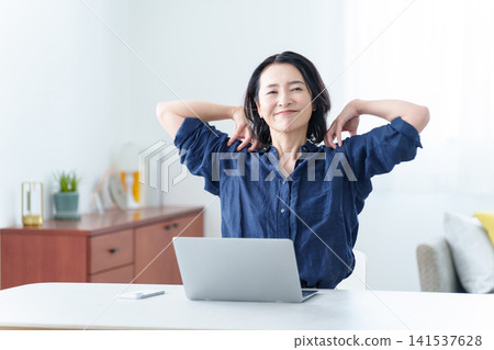 在家工作的中老年女性 141537628