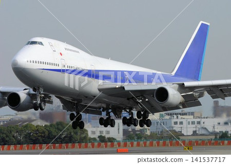 波音747飛機降落的最後進場 波音747飛機降落的最後進場 141537717