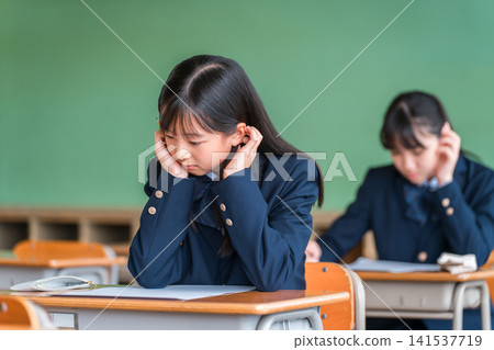 高中/國中/小學女生在學校教室/補習班參加考試/測驗(考試) 高中/國中/小學女生在學校教室/補習班參加考試/測驗(考試) 141537719