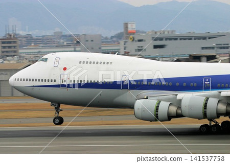 一架波音747飛機即將降落 一架波音747飛機即將降落 141537758