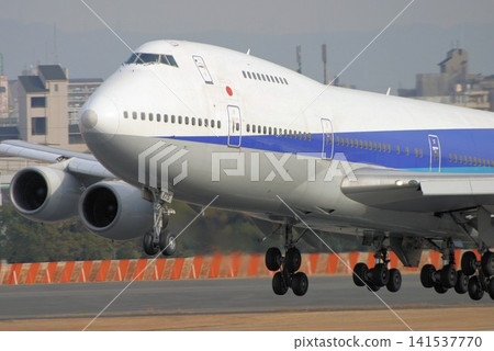 一架波音747飛機即將降落 141537770
